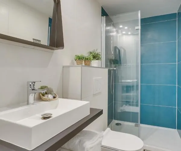 Апартаменты Bastille Chicsuites *